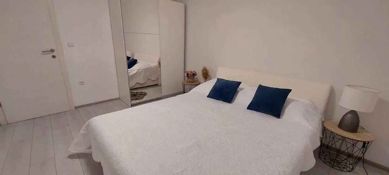 Apartmani Nikola Trogir 0*,