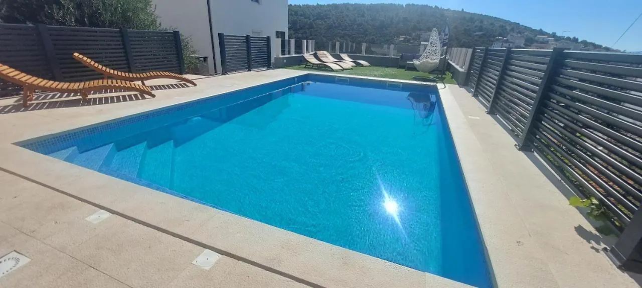 Apartmani Nikola Trogir 0*,  Croatia